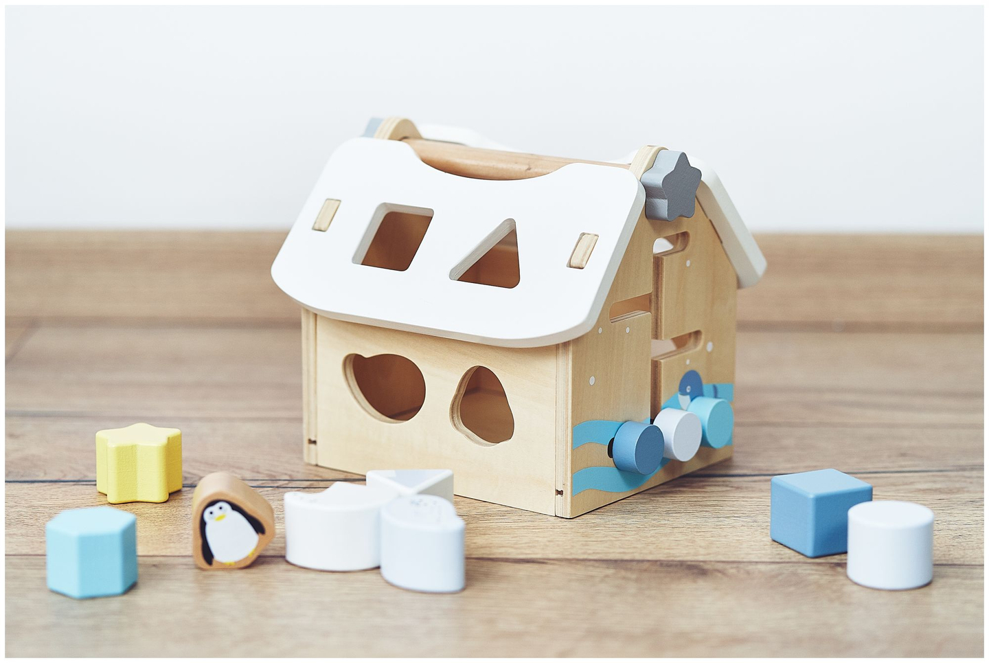 Sorter - uma casa educacional de madeira com blocos