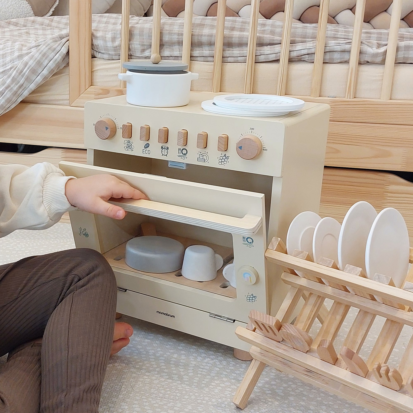 Máquina de lavar louça de madeira com acessórios