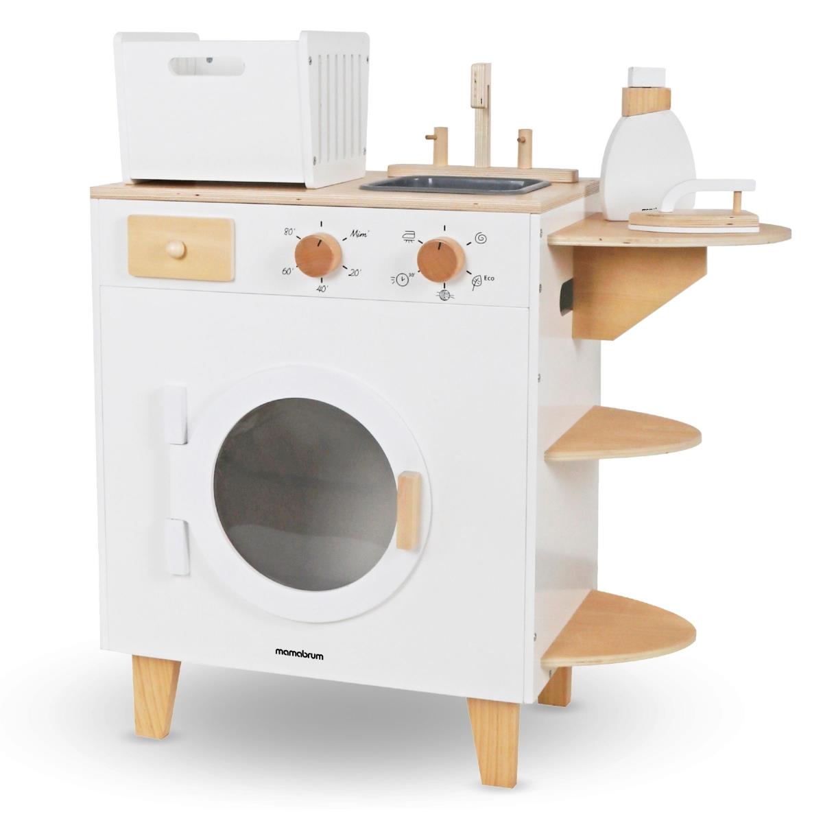 Máquina de lavar roupa em madeira com ferro de engomar, cesto e líquido de lavagem