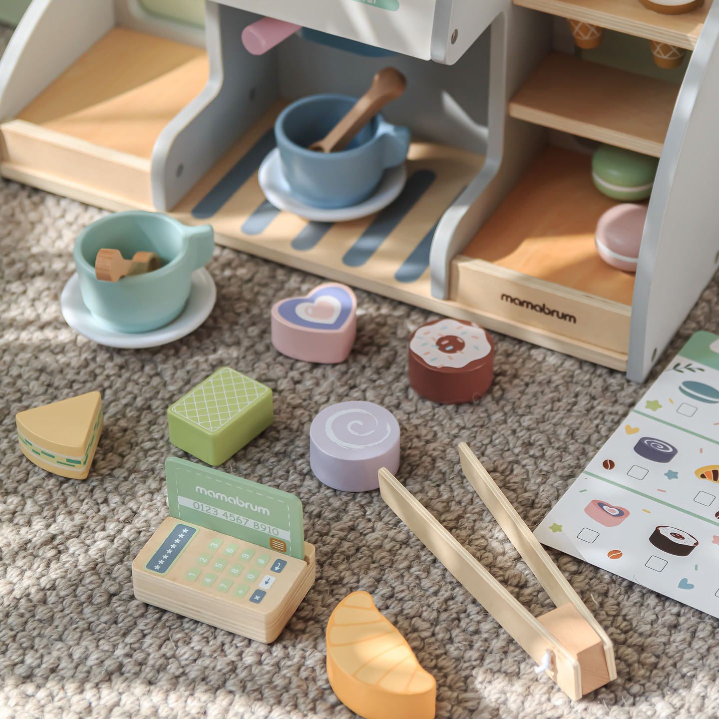 Uma grande gelataria de madeira com quadro magnético, máquina de café e conjunto de gelados e sobremesas - mais de 70 peças!