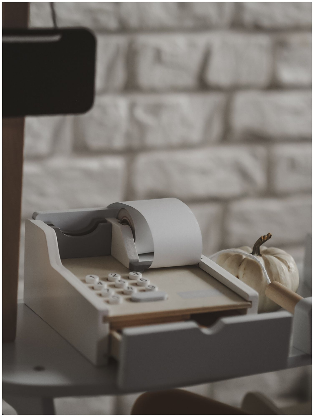 Mercearia - uma barraca de madeira com caixas, caixa registradora e terminal