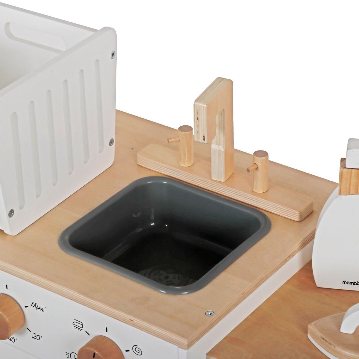 Máquina de lavar roupa em madeira com ferro de engomar, cesto e líquido de lavagem