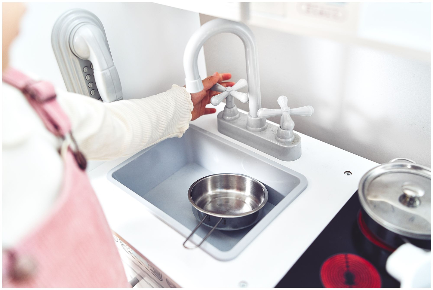 Grandes acessórios de cozinha brancos de madeira e avental