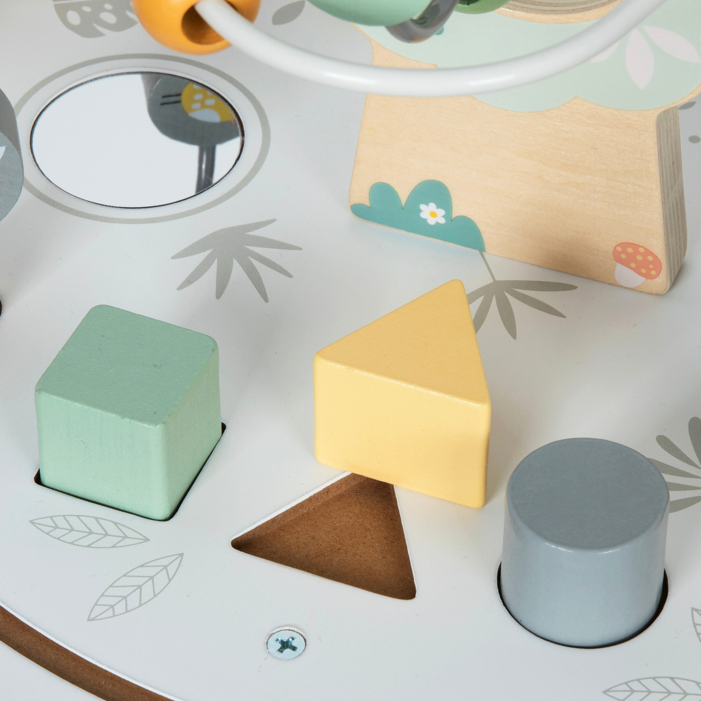 Mesa educacional redonda de madeira com trem magnético e lançador de contas