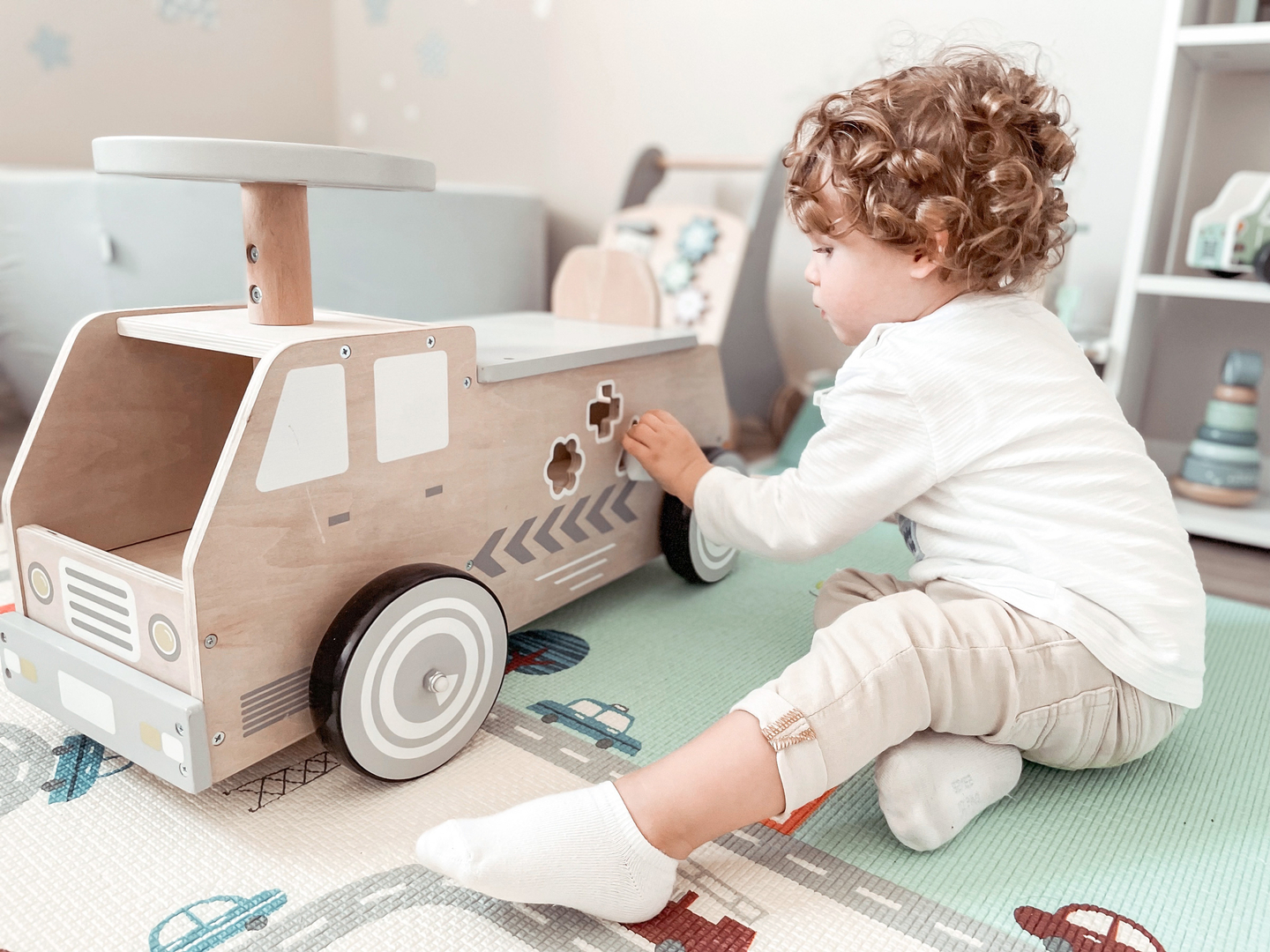 Passeio de madeira, carro, carro de brinquedo com blocos