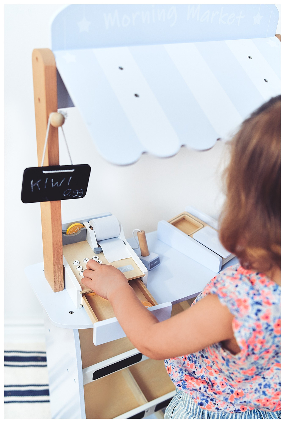 Mercearia - uma barraca de madeira com caixas, caixa registradora e terminal