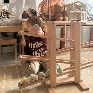 Uma grande pista de bolas de madeira - um escorregador com elementos giratórios