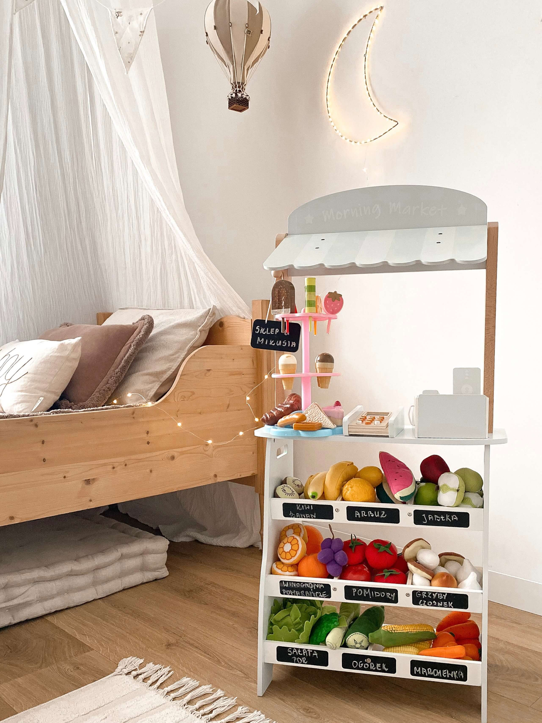 Mercearia - uma barraca de madeira com caixas, caixa registradora e terminal