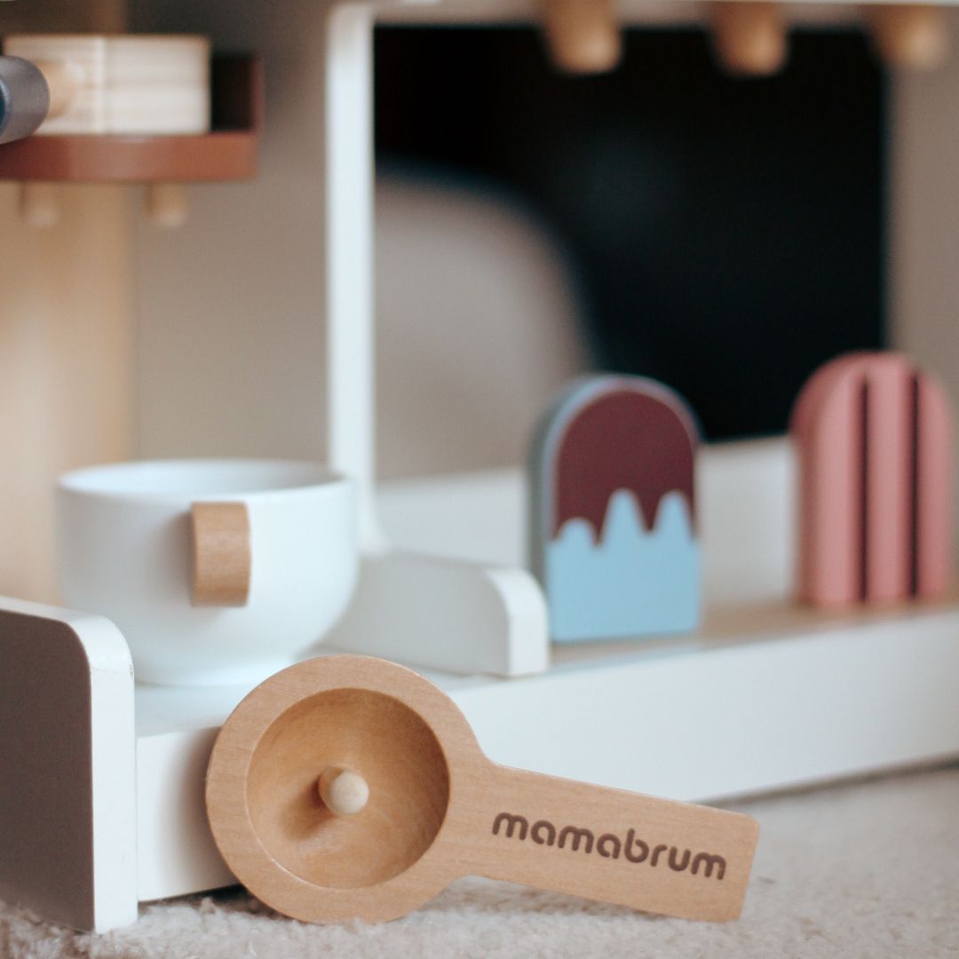 Sorveteria de madeira com máquina de café - café com acessórios