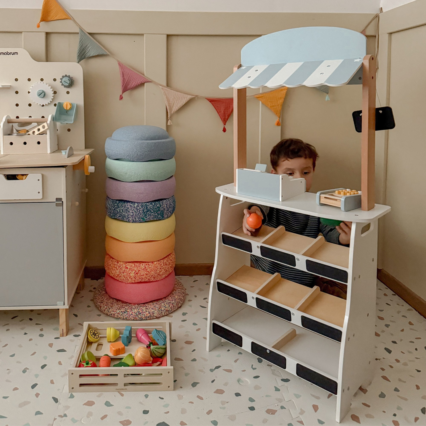 Mercearia - uma barraca de madeira com caixas, caixa registradora e terminal