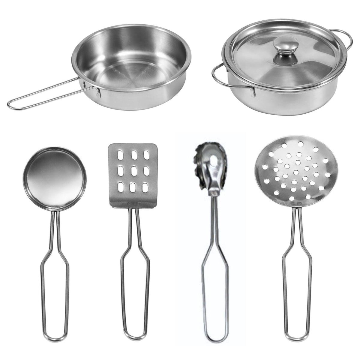 Cozinha branca em madeira com acessórios e avental