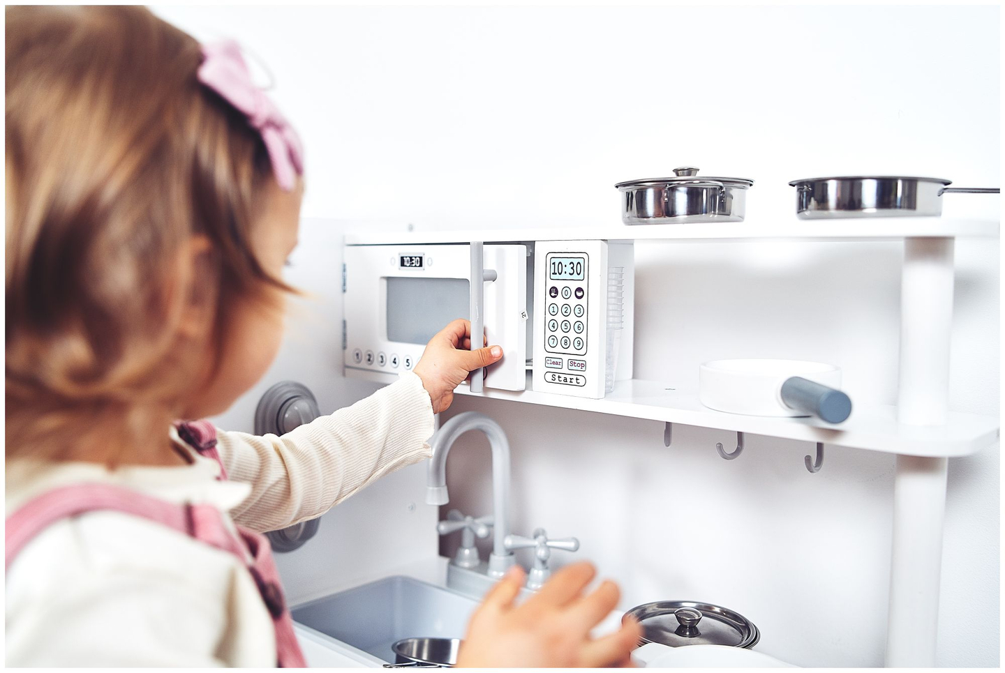 Grandes acessórios de cozinha brancos de madeira e avental