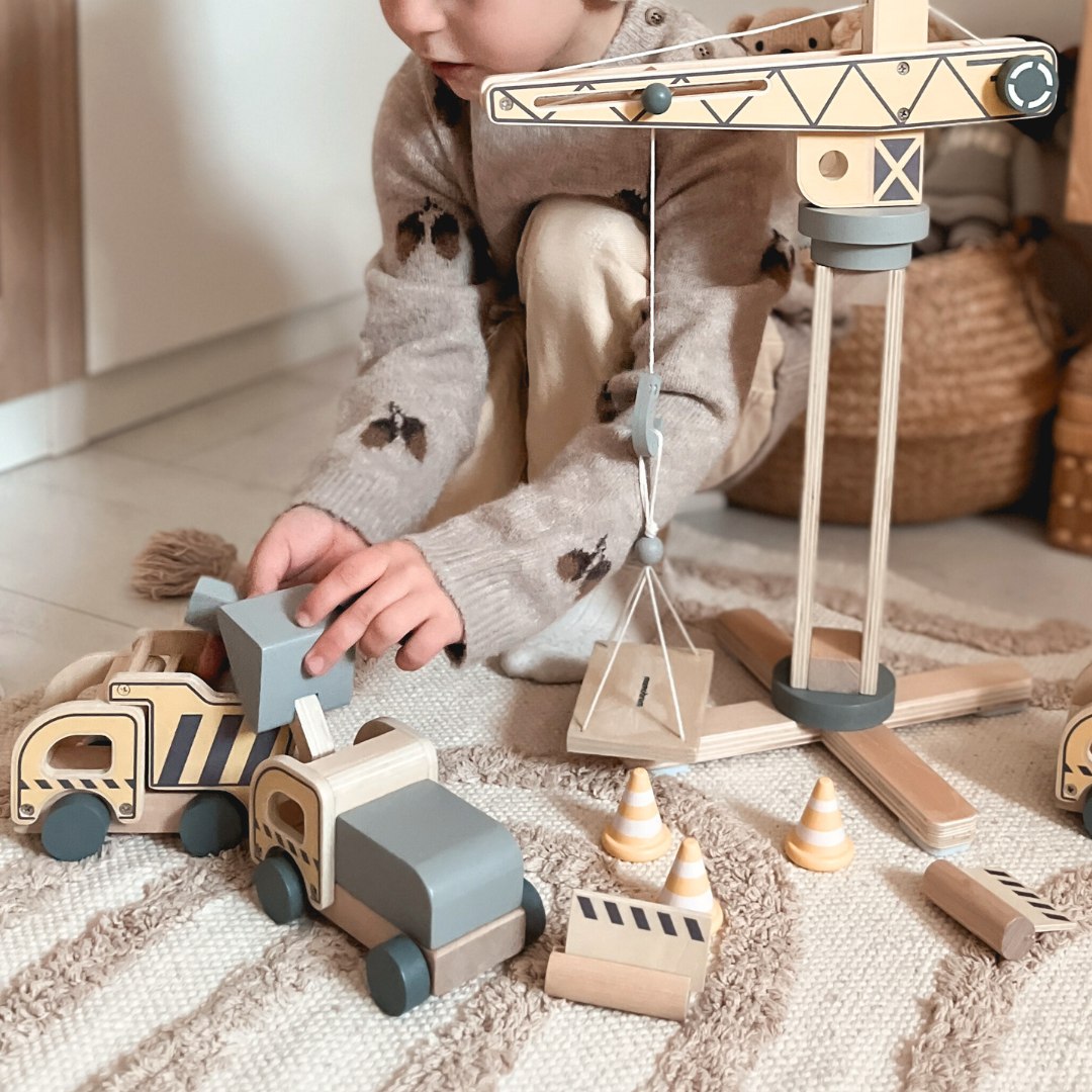 Canteiro de obras de madeira com grande guindaste móvel e veículos, guindaste de torre