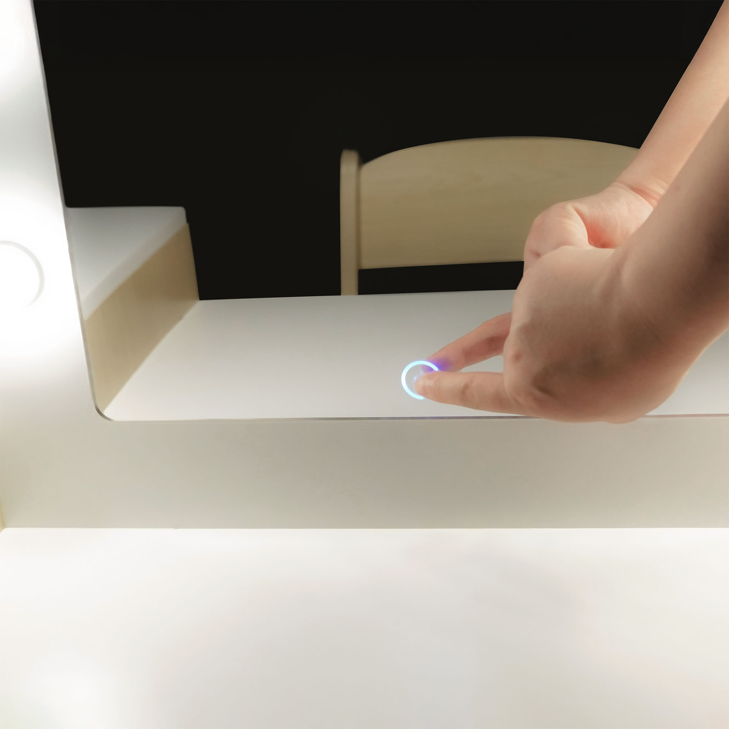 Penteadeira de madeira para crianças com cadeira, acessórios e iluminação LED