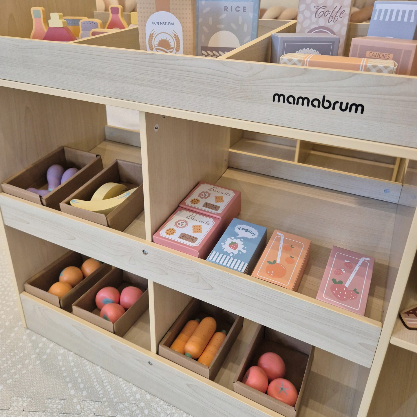 Grande loja infantil de madeira com quadro negro - 91 peças para diversão nas compras!