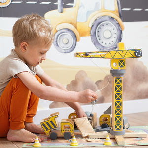 Canteiro de obras de madeira com grande guindaste móvel e veículos, guindaste de torre