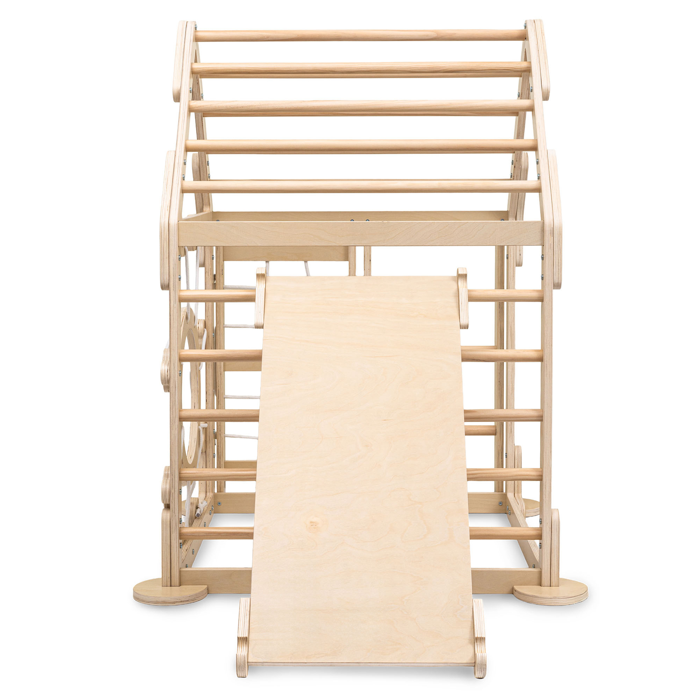 Playground interno de madeira para crianças - uma casa com escadas e um escorregador