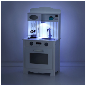 Cozinha de madeira branca com avental, acessórios e lâmpada LED