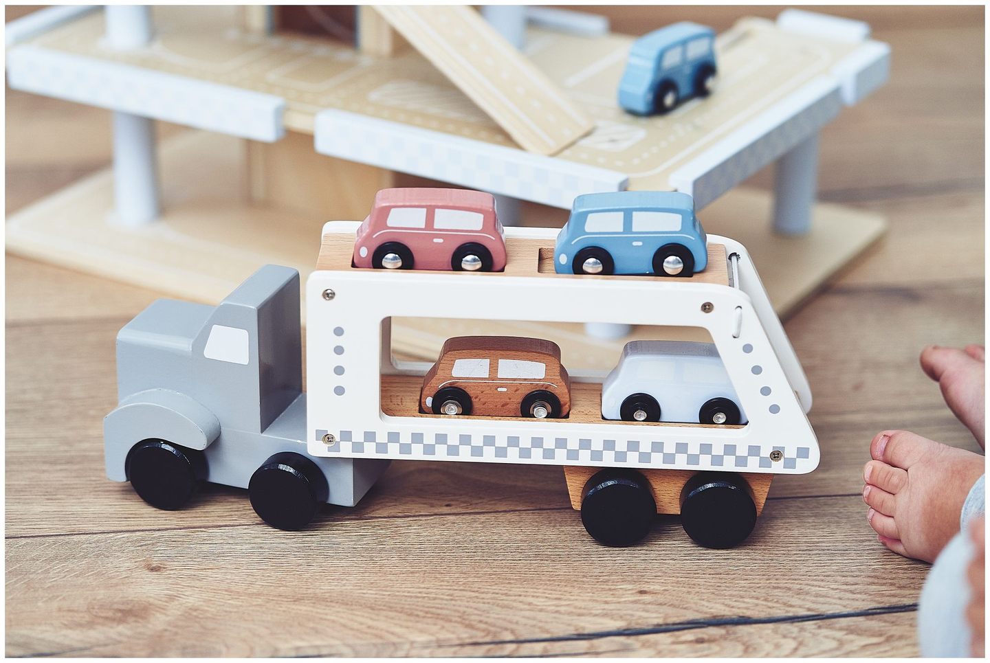 Caminhão de madeira - semirreboque com 4 carros