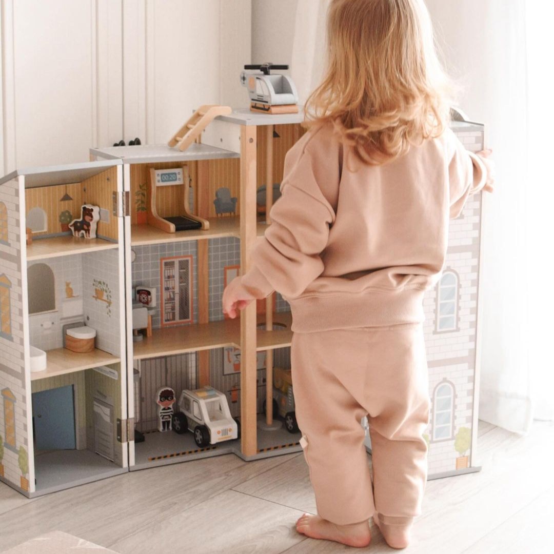 Grande corpo de bombeiros dobrável com delegacia - conjunto de madeira. Corpo de bombeiros e delegacia com acessórios.
