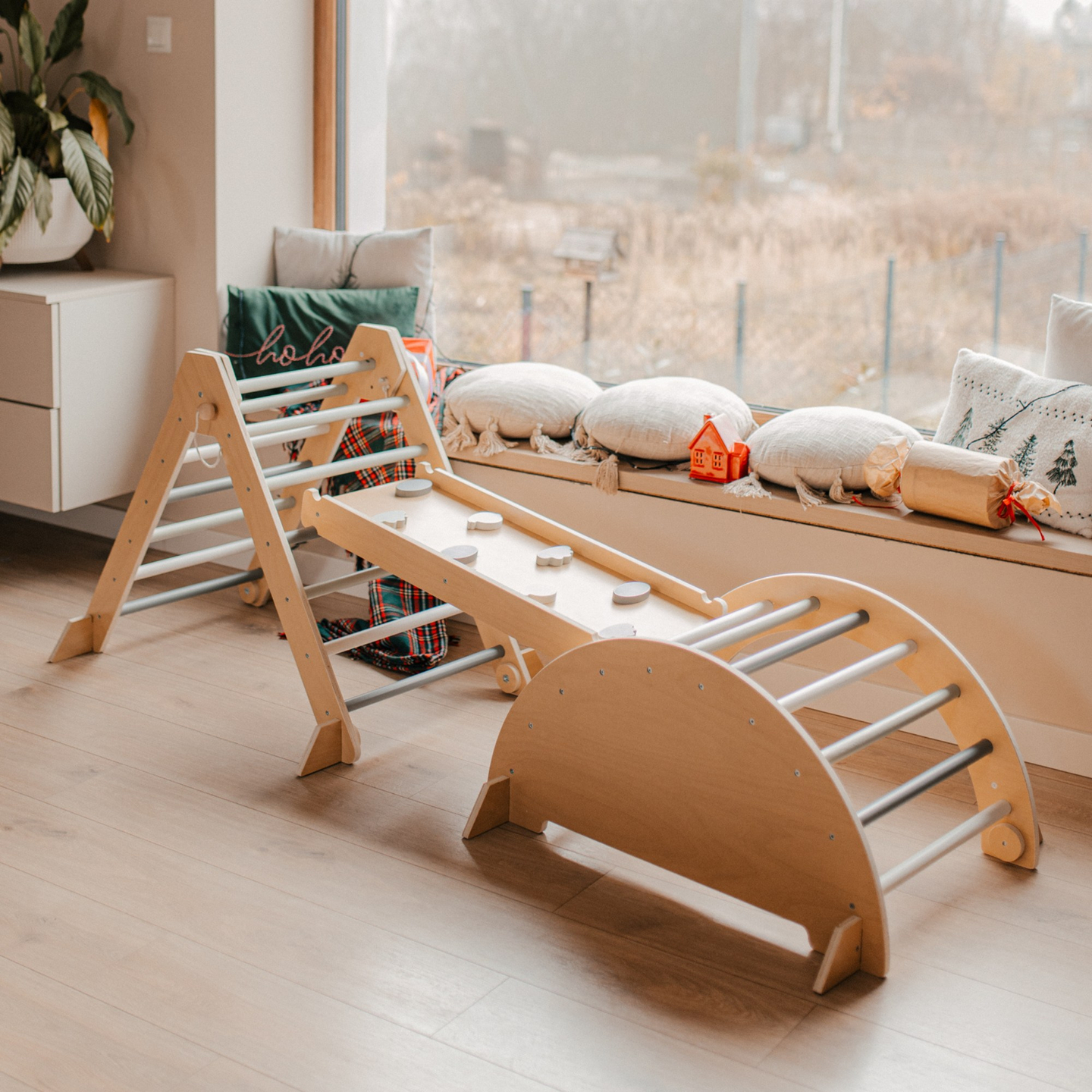 Parque infantil coberto de madeira - parede de escalada, escorregador, arco de escalada/balanço e triângulo de Pikler