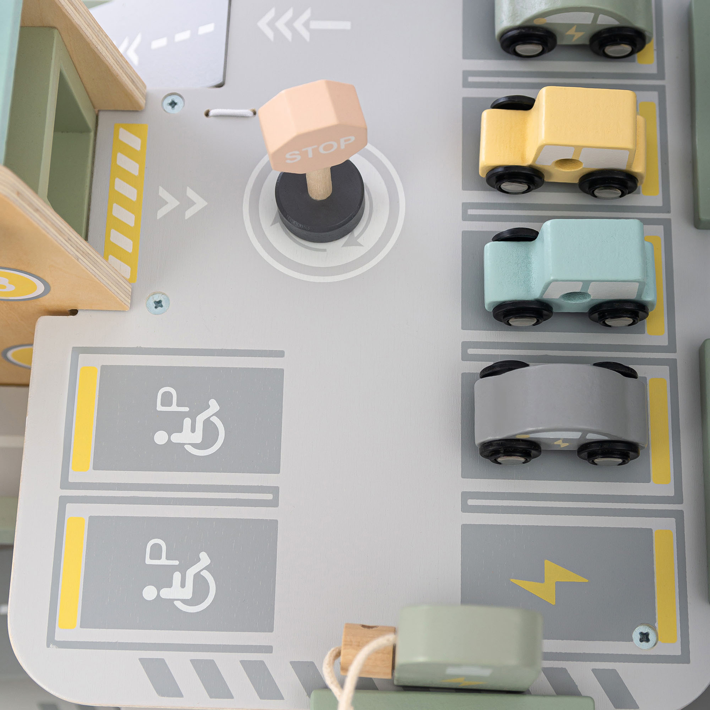 Garagem de madeira de três andares para crianças com acessórios – estacionamento, posto de gasolina, lava-rápido, helicóptero