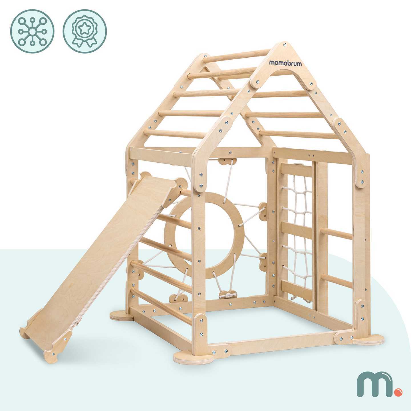 Playground interno de madeira para crianças - uma casa com escadas e um escorregador