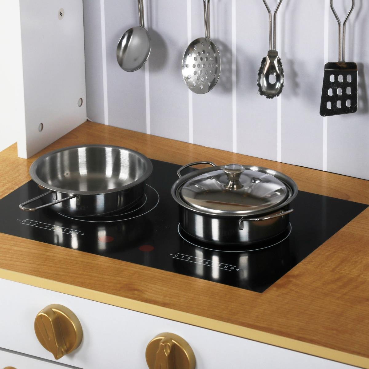 Cozinha branca em madeira com acessórios e avental