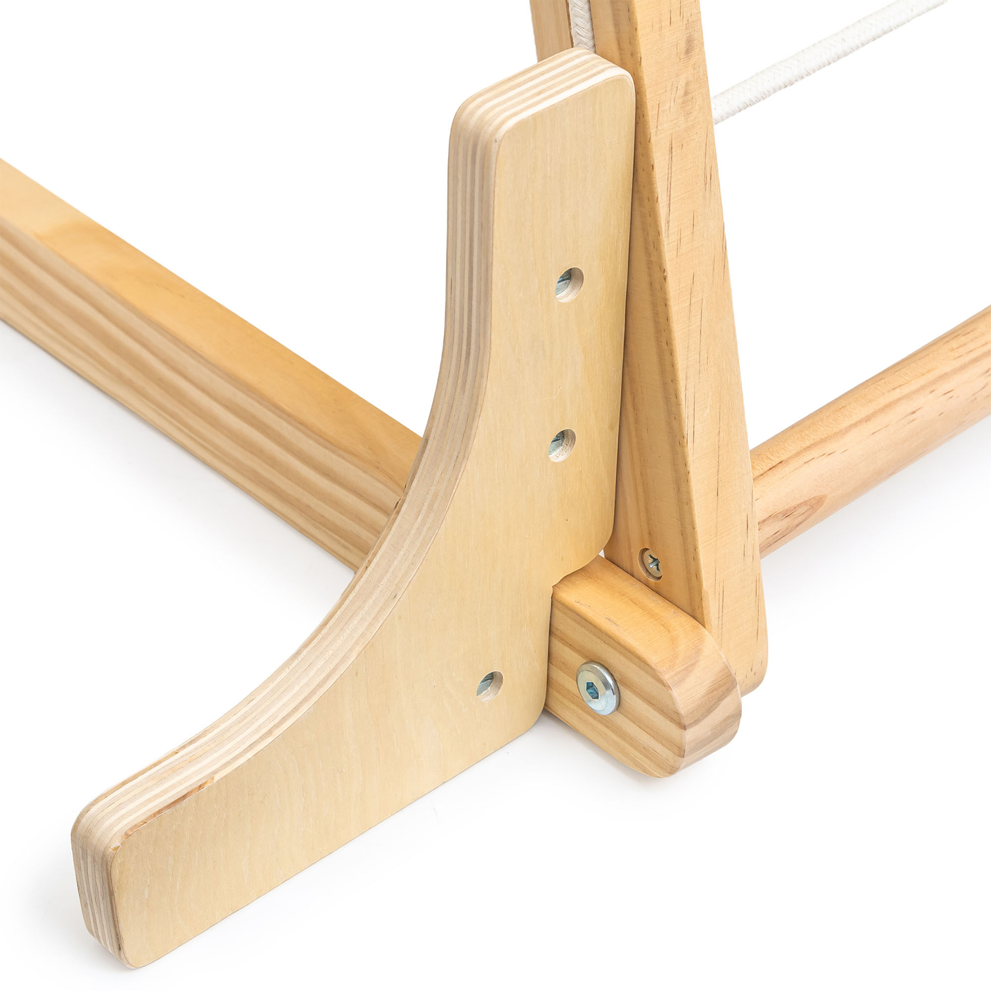 Parque infantil coberto de madeira com balanço, argolas de ginástica e rede de escalada