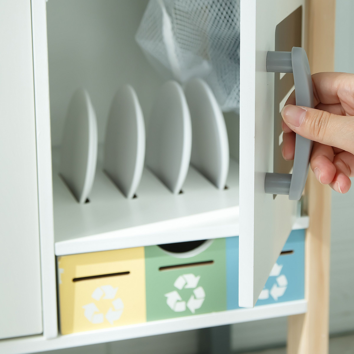 Cozinha interactiva com máquina de lavar roupa, máquina de lavar louça e quadro de giz