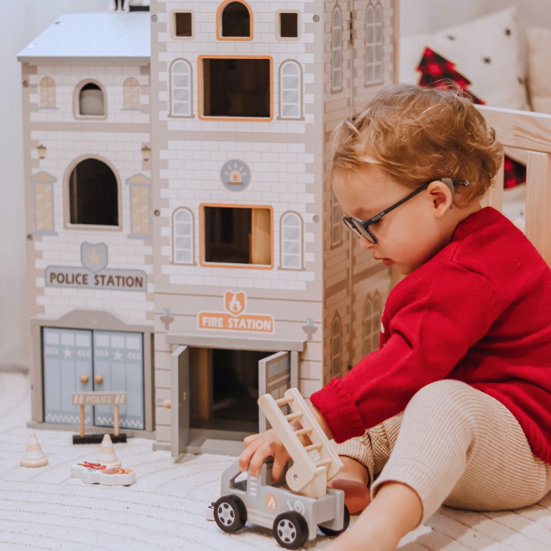 Grande corpo de bombeiros dobrável com delegacia - conjunto de madeira. Corpo de bombeiros e delegacia com acessórios.