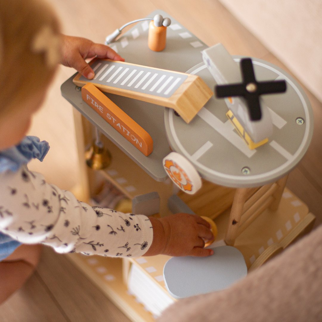 Quartel de bombeiros de madeira com acessórios, quartel de bombeiros