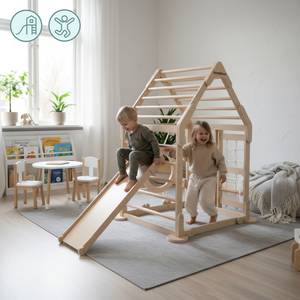 Playground interno de madeira para crianças - uma casa com escadas e um escorregador