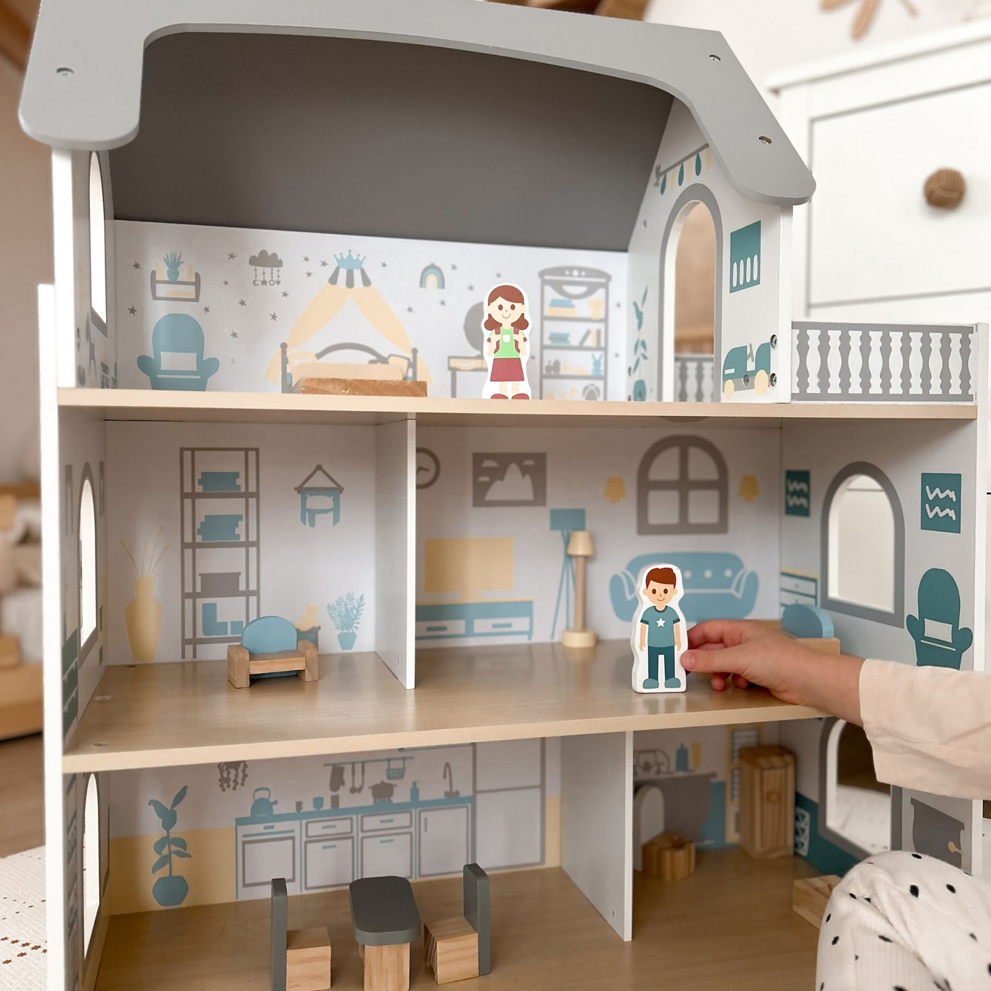 Casa de bonecas de madeira branca com terraço e acessórios