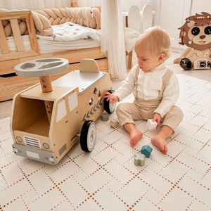 Passeio de madeira, carro, carro de brinquedo com blocos