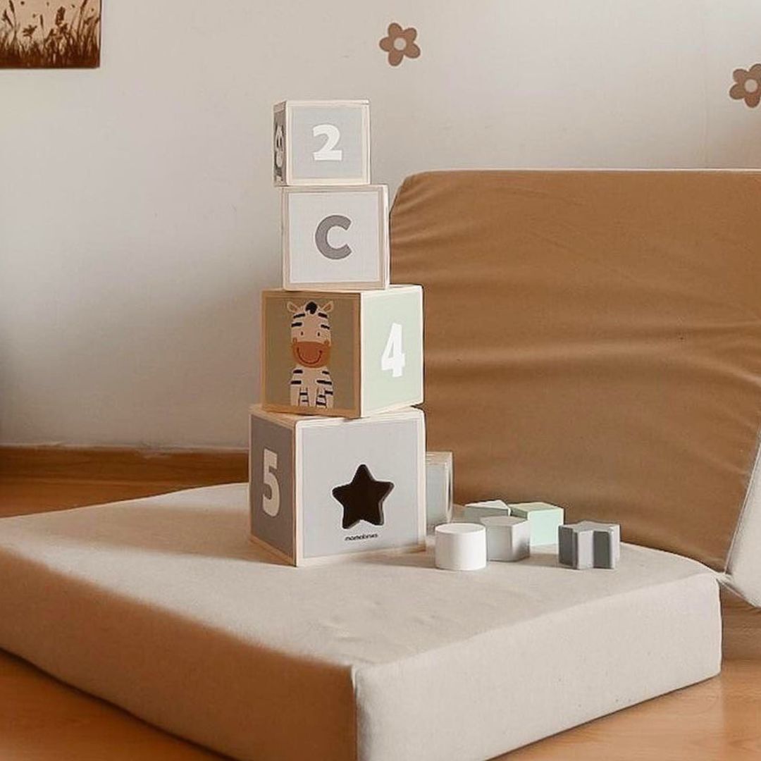 Torre de madeira - classificador de formas, números, alfabeto, animais