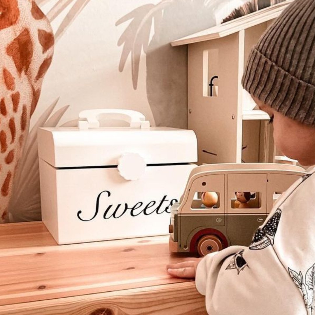 Caixa de madeira com doces para corte, confeitaria