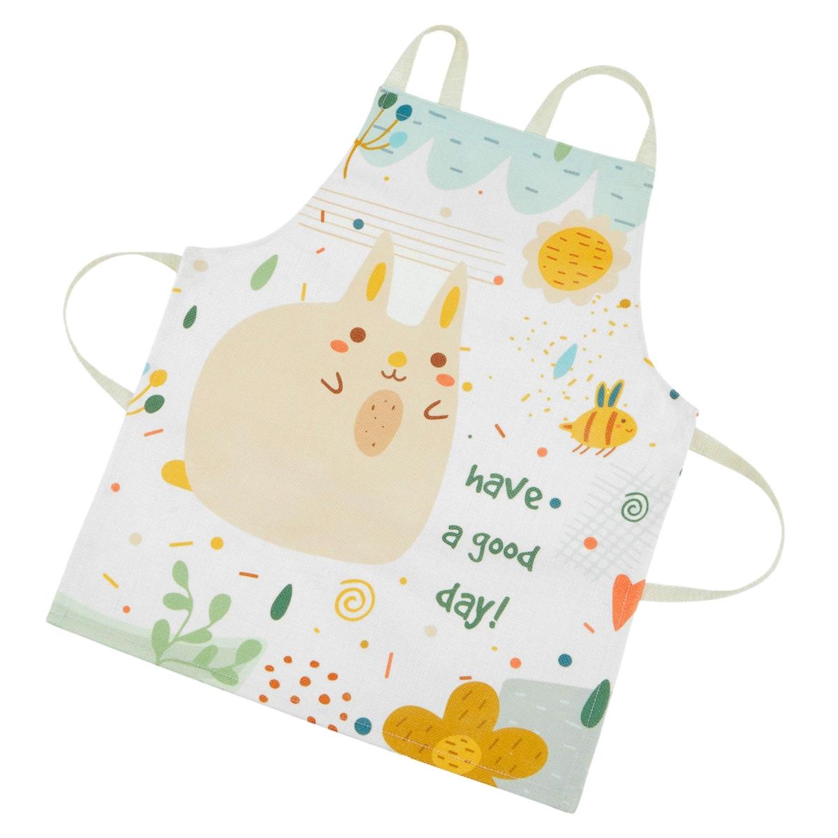 Cozinha branca em madeira com acessórios e avental