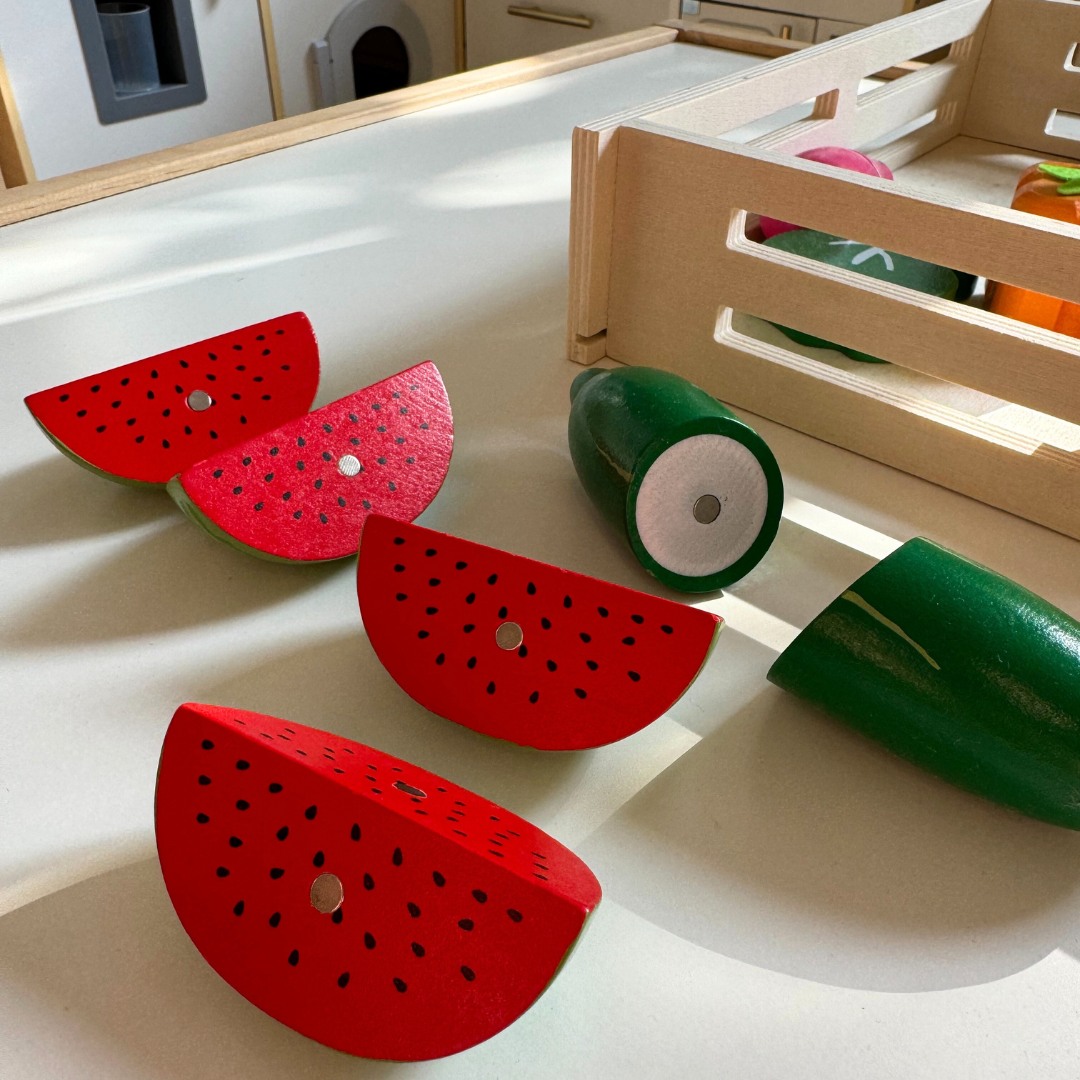 Frutas e legumes de madeira para cortar