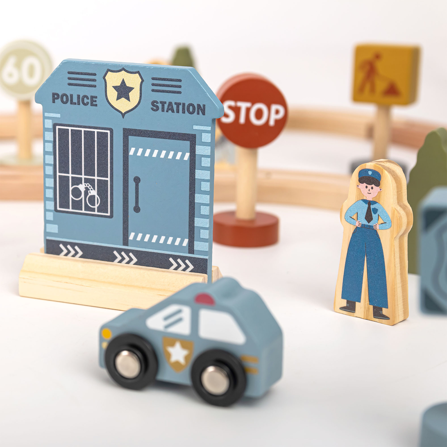 Ferrovia urbana de madeira com trem elétrico - guindaste móvel, navio, pontes