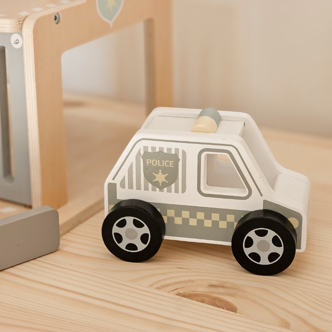 Delegacia de madeira com acessórios