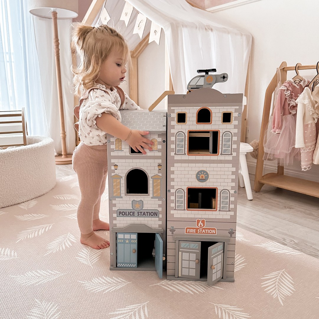 Grande corpo de bombeiros dobrável com delegacia - conjunto de madeira. Corpo de bombeiros e delegacia com acessórios.