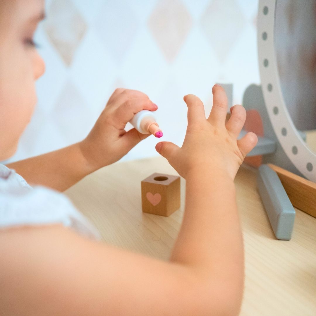 Penteadeira de madeira com banco e acessórios