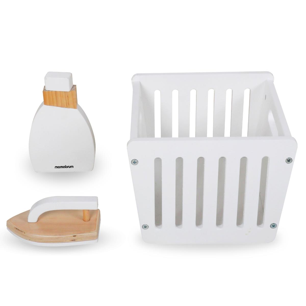 Máquina de lavar roupa em madeira com ferro de engomar, cesto e líquido de lavagem