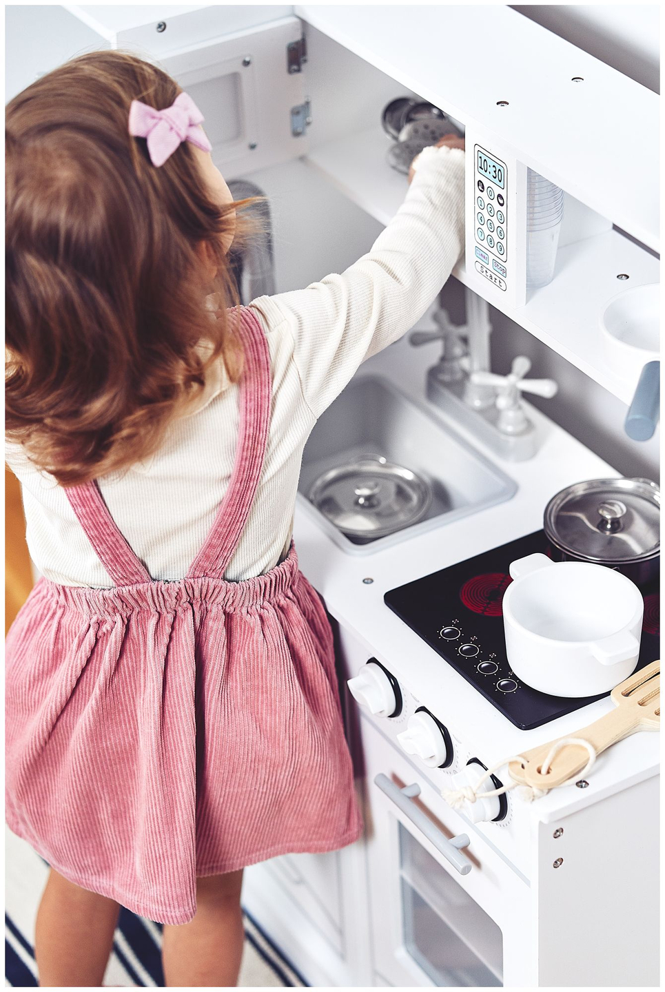 Grandes acessórios de cozinha brancos de madeira e avental