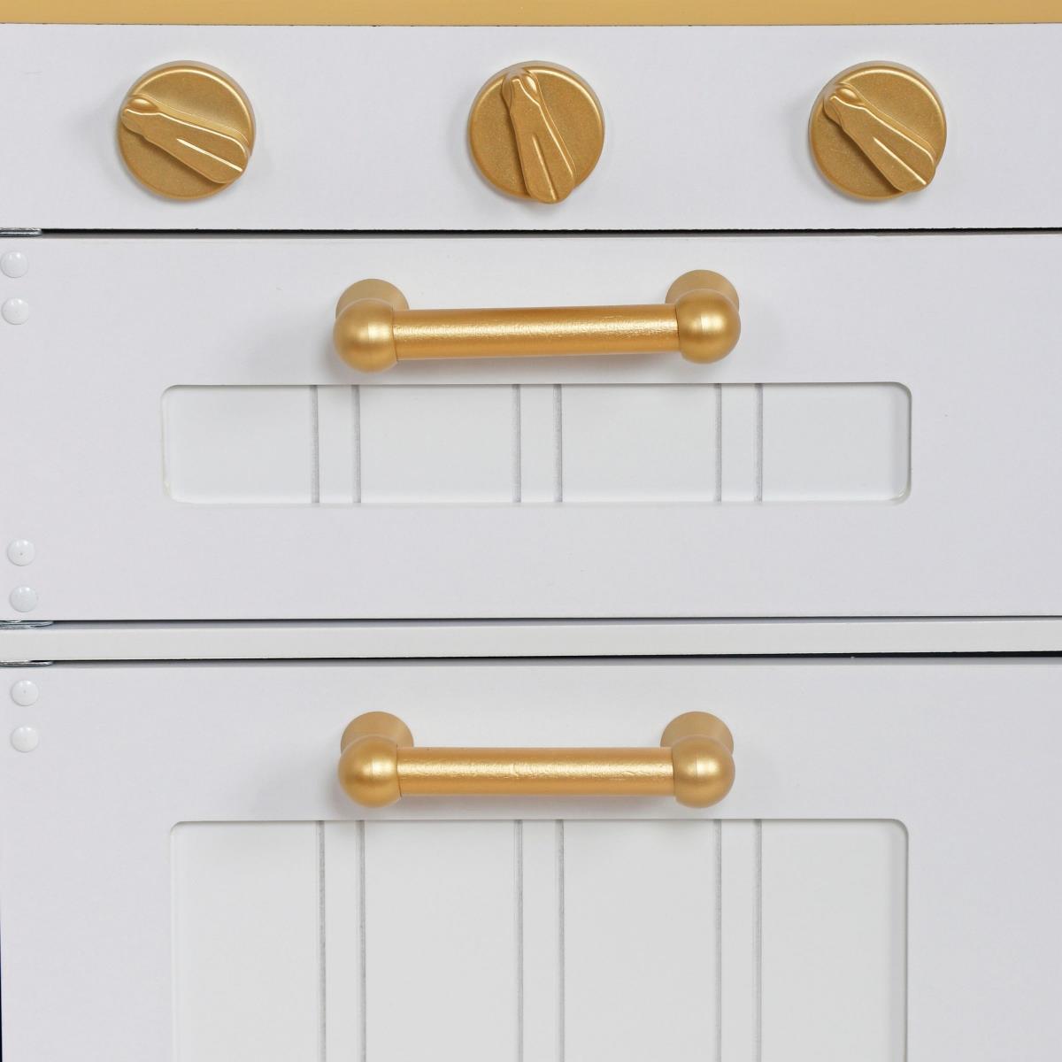 Cozinha branca em madeira com acessórios e avental