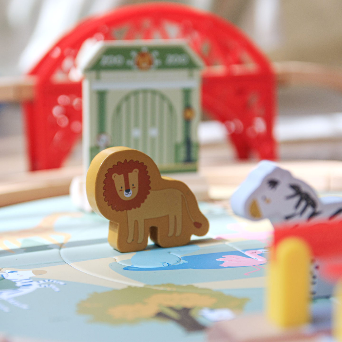 Trem de madeira do zoológico – quebra-cabeça, trem, trilhos, animais, ponte, barreira