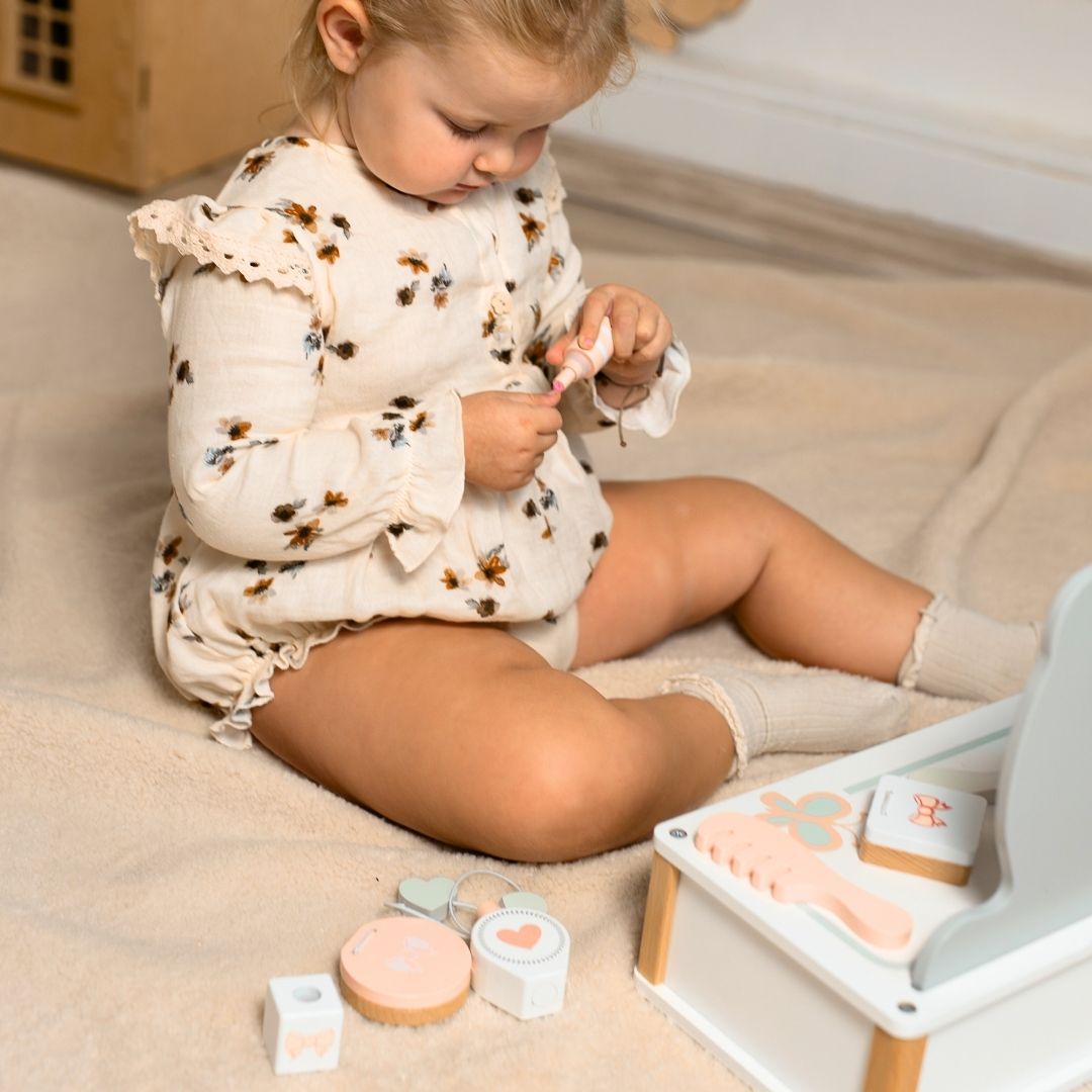 Penteadeira de madeira para crianças com acessórios