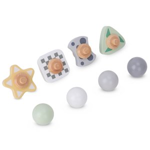 Uma grande pista de bolas de madeira - um escorregador com elementos giratórios