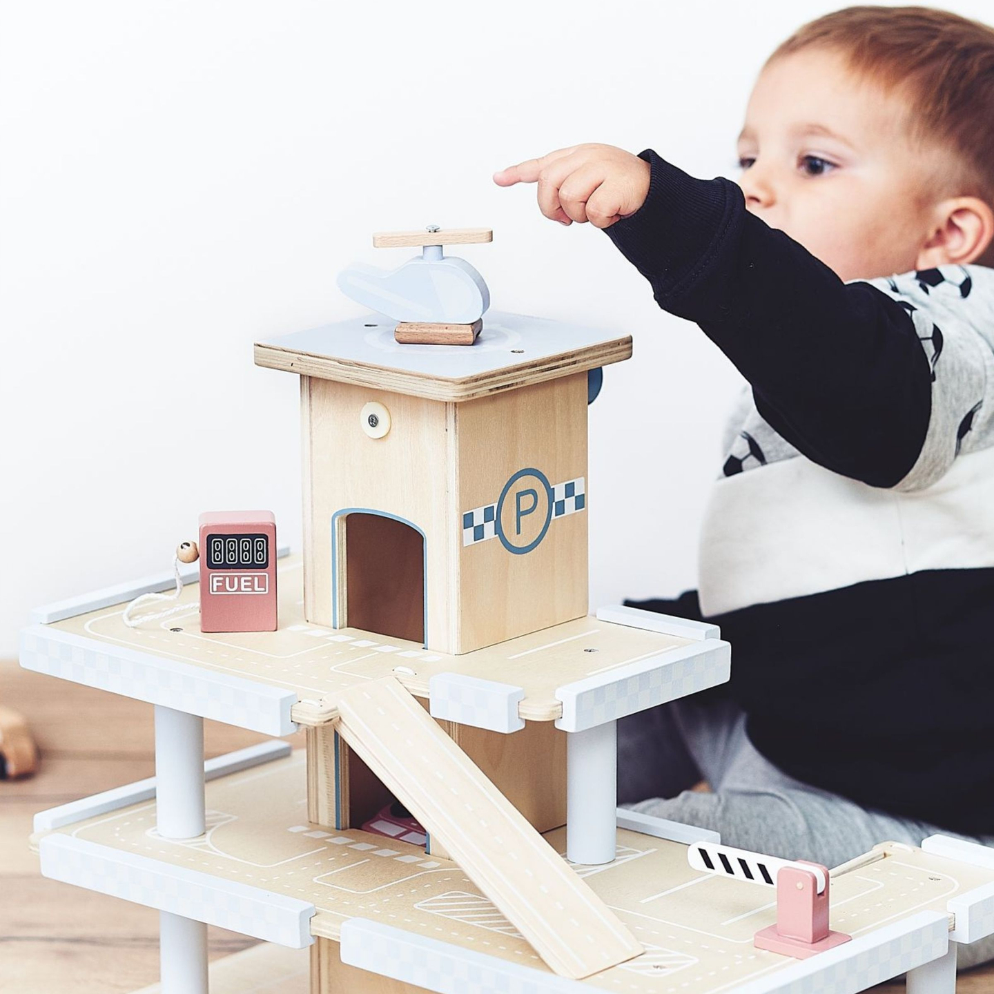 Estacionamento de três níveis em madeira com elevador - garagem para carros e helicóptero